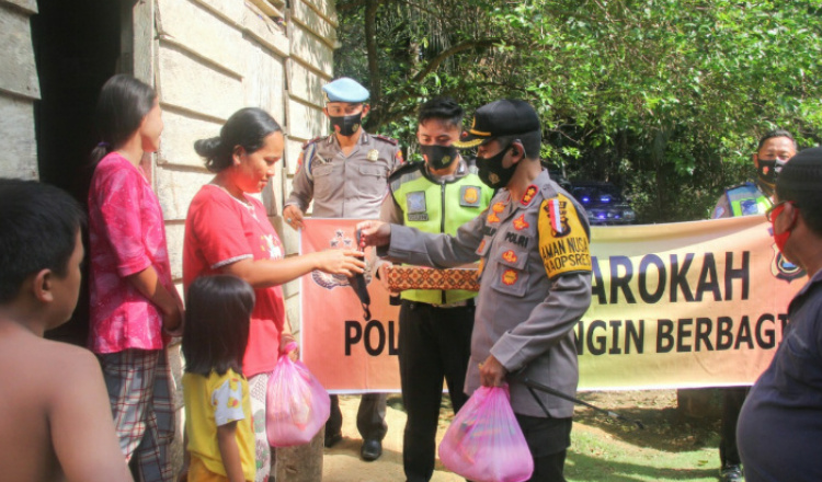 Jum'at Berkah, Polres Merangin Berbagi Sembako Dan Masker Secara Door To Door