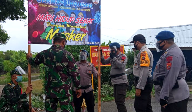 Edukasi Masyarakat Cegah Covid-19, Brimob Aceh bersama TNI Pasang Sejumlah Spanduk