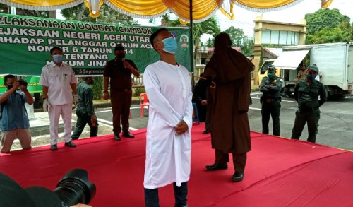 Empat Pelanggar Qanun Syariat Islam di Aceh Utara Dihukum Cambuk