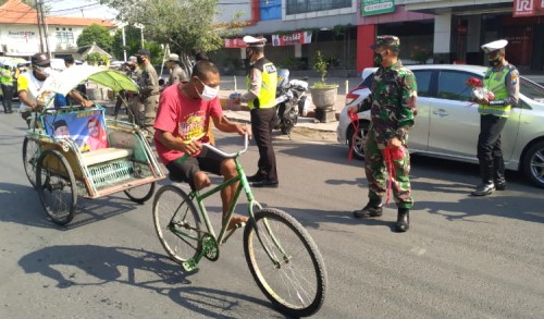 TNI - Polri di Gresik Gencar Bagi Masker ke Warga