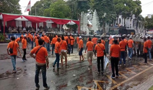 'Kerusuhan' Terjadi di Depan Kantor KPU Banyuwangi, Pasca Pemungutan Hasil Suara