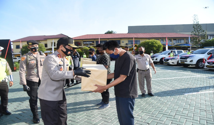 Kapolda Kalsel Berikan Bantuan Paket Sembako dan Masker Bagi Terdampak Covid-19