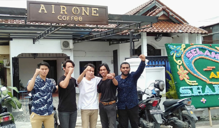 Lima Anak Muda Ganteng Kelola AIRONE Coffee Resmi di Buka