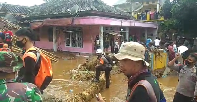 Pasca Banjir Bandang Cicurug Kabupaten Sukabumi, 700 Rumah Masih Terendam