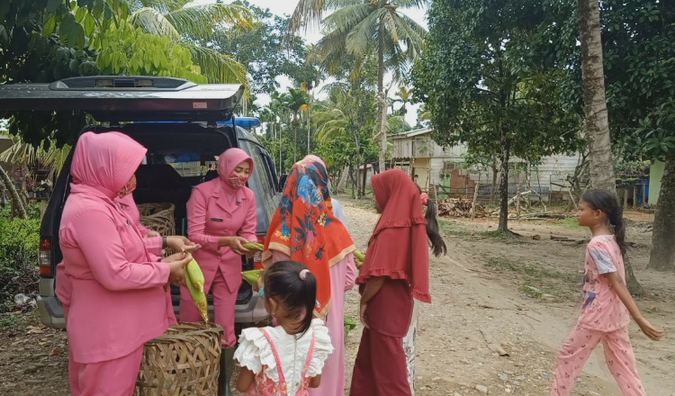 Polsek Tanah Luas Bagi Hasil Panen Jagung Kepada Warga