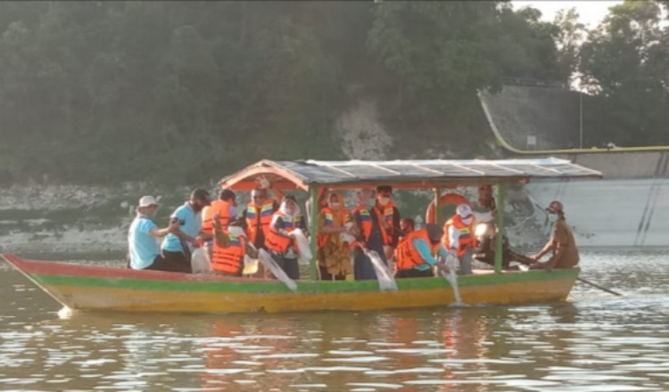 Tumbuh Kembangkan Perekonomian, Bupati Bojonegoro Tabur Benih Ikan di Waduk Pacal