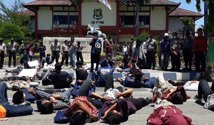 Bela Petani, Mahasiswa Gelar Aksi di Depan Gedung DPRD Sumenep 