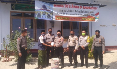 Polisi di Pamekasan Serahkan Puluhan Sak Semen untuk Renovasi Masjid Ibrahim