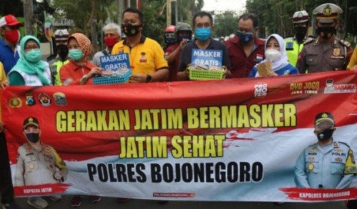 Dukungan Jatim Bermasker, Pemkab Bojonegoro dan Polres Bagi Masker ke Masyarakat