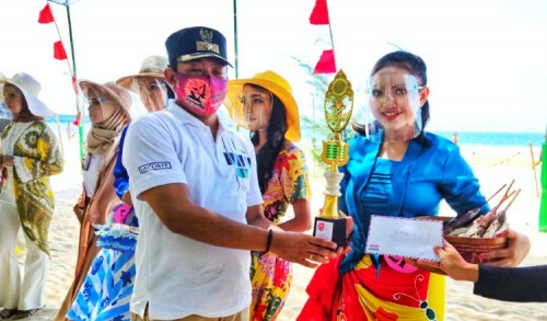 Viral, Puluhan Gadis Pesisir Ikuti Fashion Show di Pantai Semilir Tuban