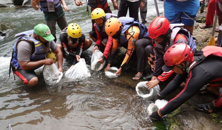 Tanam Bibit dan Tebar Benih Ikan Warnai Momentum Hari Sungai Sedunia di Probolinggo 