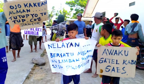 Geram Akibat Limbah Berbau Busuk, Warga Tutup Paksa Pabrik Pengolahan Ikan di Tuban