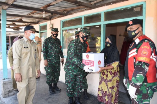 HUT TNI ke-75, Kodim Gresik Bagi Sembako kepada Warga Kurang Mampu
