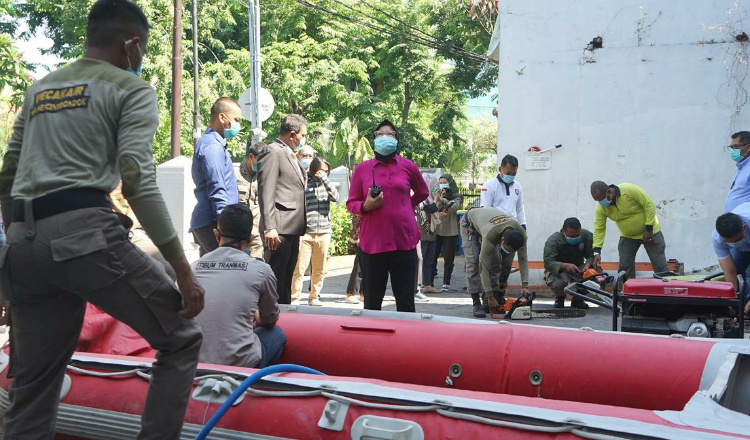 Surabaya Rawan Banjir, Risma Tinjau Kondisi Perahu Karet