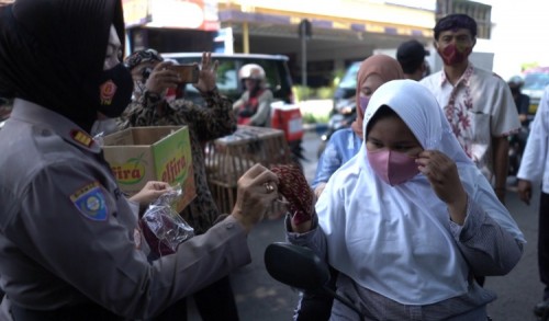 Polisi di Probolinggo Bagikan Masker Kain Batik Untuk Pengendara di Hari Batik Nasional