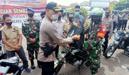 Polres Lhokseumawe Bagi 100 Paket Sembako Kepada Korban Terpapar Covid-19