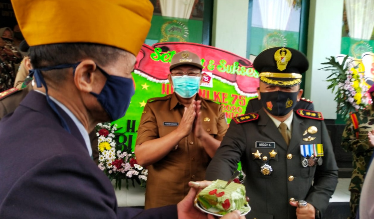 HUT TNI ke-75, Polres Situbondo Kirim Tumpeng dan Kue Tar