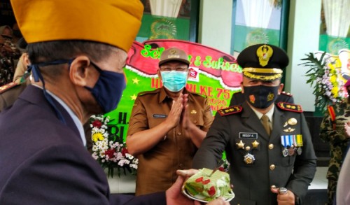 HUT TNI ke-75, Polres Situbondo Kirim Tumpeng dan Kue Tar