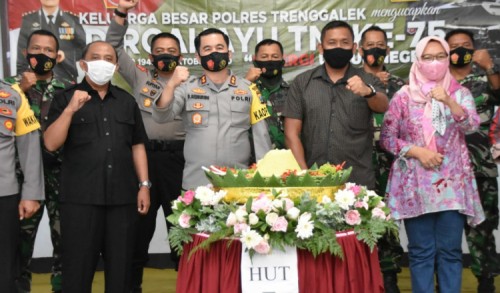 Kapolres Trenggalek Beri Kejutan Istimewa Dihari HUT TNI ke-75