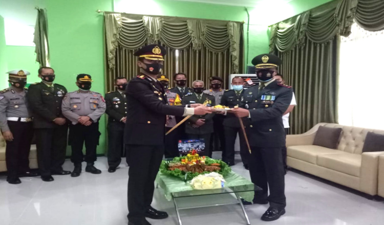 Rayakan HUT ke-75 TNI, Polres Kutim Kunjungi Kodim 0909/Sangatta, Pererat Sinergitas dan Soliditas