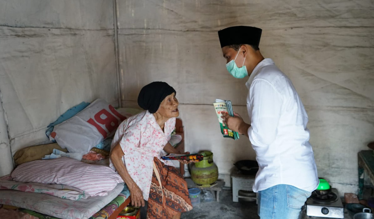 Mulai Sholawat Badar Hingga Kunjungi Lansia Warnai Kampanye Gus Barra