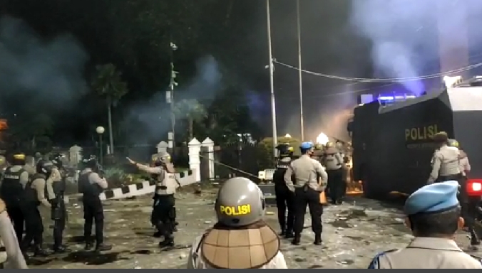 Aksi Demo Tolak RUU Cipta Kerja Di DPRD Jabar Berakhir Ricuh, Polisi Tembakan Gas air Mata