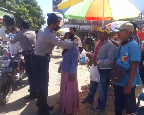 Cegah Penyebaran Covid-19, Polisi di Pamekasan Bagikan Ratusan Masker 