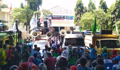 Diluruk Ribuan Buruh, Kantor DPRD Gresik Kosong Melompong