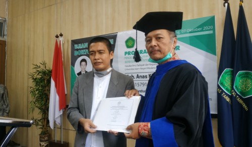 Tangis Haru Anas Kholish, Mahasiswa Difabel yang Meraih Gelar Doktor dari UIN Maliki Malang