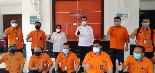 Mensos Salurkan BST Langsung di Surabaya