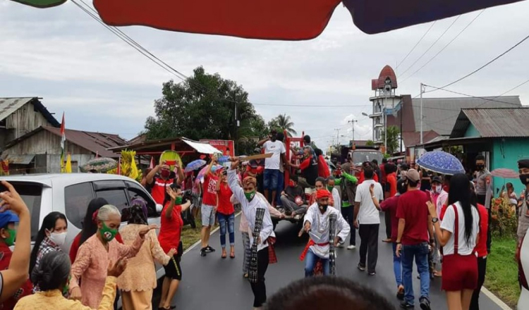 Baju Adat Dominasi Kampanye Joel-Said Desa Tioua Dan Tomahalu