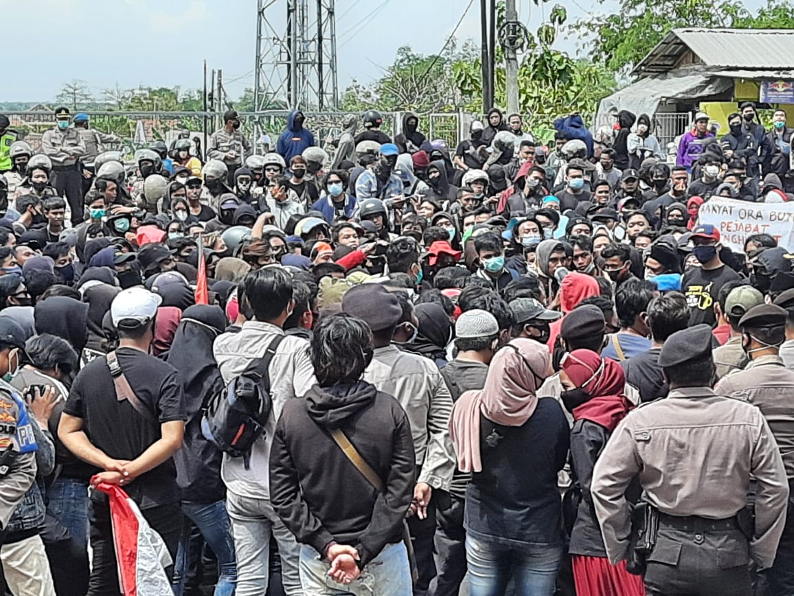 Ratusan Massa Kepung DPRD Pasuruan