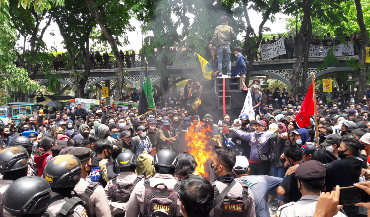 Demo Tolak Omnibus Law di DPRD Gresik Ricuh