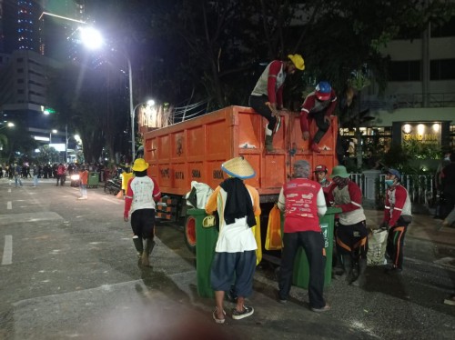 Pasca Demo, Petugas Sterilkan Lokasi Aksi di Surabaya