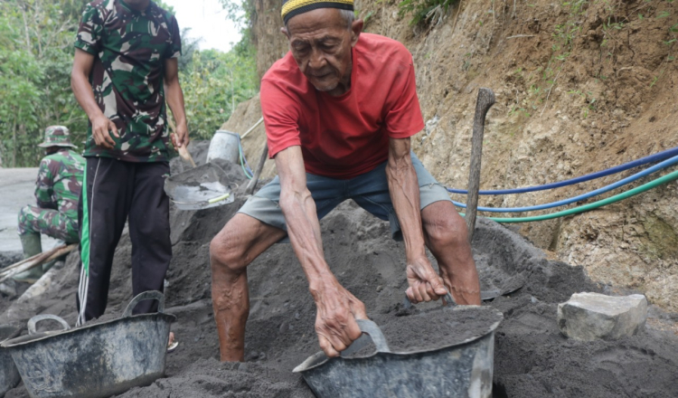 Usia Senja Tidak Patahkan Semangat Mbah Denan Bantu Satgas Tmmd 109 Purworejo Suara Indonesia