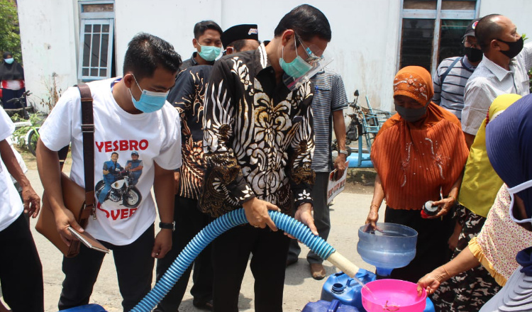 Salurkan Bantuan Air Bersih Bersama Relawan, Cabup Yuhronur Efendi Janjikan Pengerukan Waduk Setiap Desa