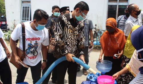 Salurkan Bantuan Air Bersih Bersama Relawan, Cabup Yuhronur Efendi Janjikan Pengerukan Waduk Setiap Desa