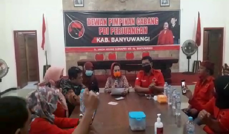 Sekretaris DPD PDI Perjuangan Jawa Timur Bacakan SK Pemecatan Yusuf
