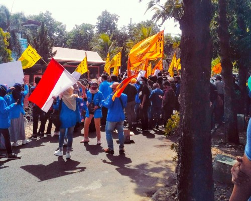 PMII Nganjuk Kirim Keranda Jenazah ke DPRD