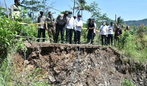 Tinjau Tanah Longsor, Pj Bupati Trenggalek Minta Penanganan Dipercepat 