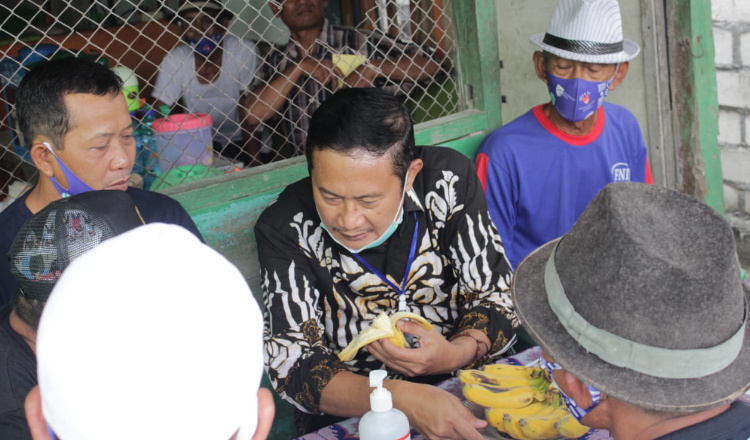 Dapat Keluhan Kekeringan di Kecamatan Kedungpring, Cabup Yuhronur Efendi Komitmen Sediakan Ekskavator