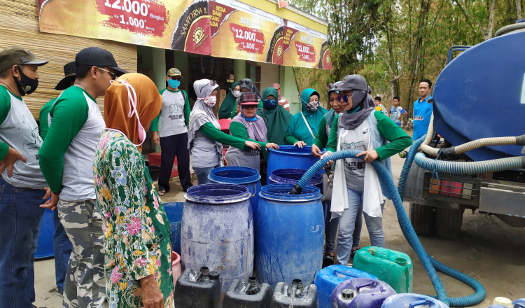 Peduli Warga Kekeringan, Bersatu 87 SMPN 1 Pamekasan Kirim 10 Tangki Air Bersih