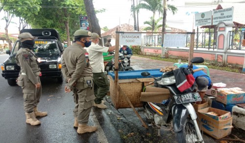 Satpol PP Banyuwangi Tertibkan PKL di Jalan Jaksa Agung Suprapto