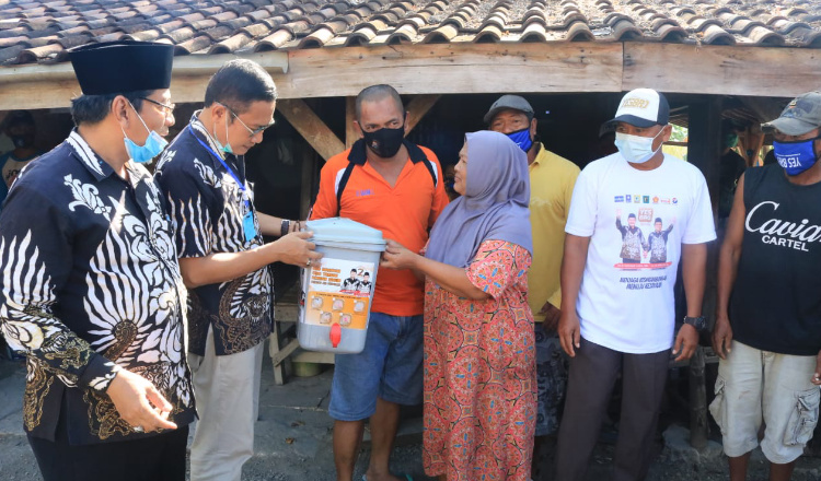 Dukung Pencegahan Covid-19, Pasangan YESBRO Bagikan Tempat Cuci Tangan ke Warung