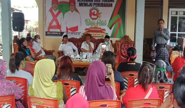 Pasangan Baju Adat Sambangi Markas Petahana