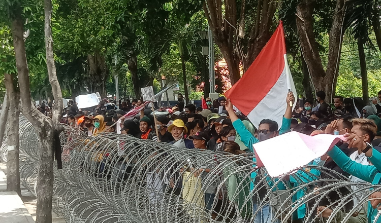 Tolak UU Cipta Kerja, Ribuan Massa Kepung Kantor DPRD Banyuwangi