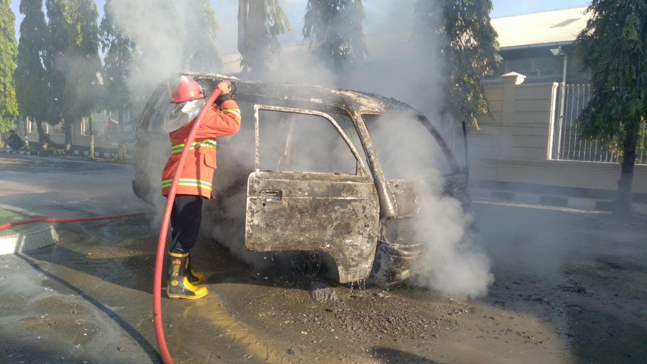 Mobil Carry Ludes Terbakar di Area SPBU Jalur Pantura