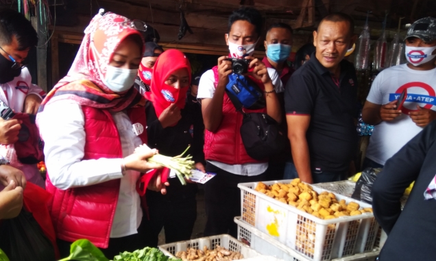 Dahsyat Bagikan Masker Dan Vitamin Untuk Pedagang, Pasar Soreang Jadi PR  Buat Paslon No.2 Yena -Atep
