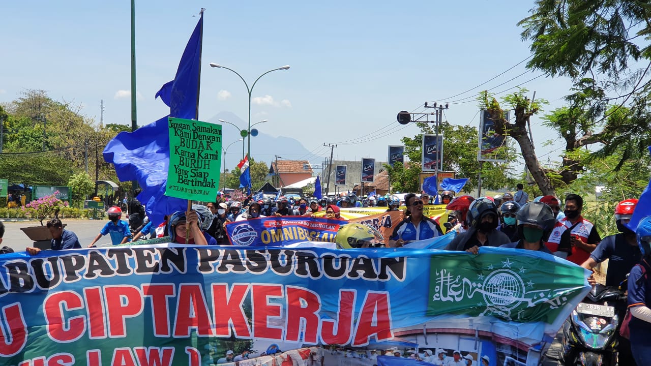 Ratusan Buruh Ngeluruk Gedung DPRD Kabupaten Pasuruan