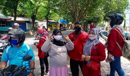 Edukasi Masyarakat, SDM PKH Probolinggo Gowes Sambil Bagi Masker